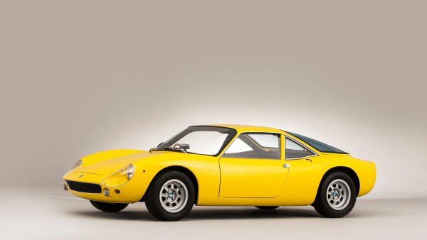 De Tomaso е известен с модела Pantera с неговия мотор Detroit V8 от Ford. Лекият Vallelunga обаче предпочете много различен двигател на Ford -  1,5-литровия четирицилиндров агрегат от Cortina.
Може да не е било толкова екзотично, колкото изглежда външният вид на колата, но 1,5-литровият двигател на Cortina работи добре с трансмисията Hewland в такъв лек модел.