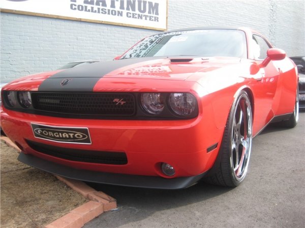 Доработен Dodge Challenger с колела Forgiato