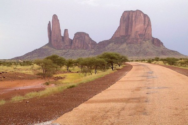 11 пъти по-голяма от България по площ, Мали не е чак толкова рядко населена, колкото останалите в този списък - населението й по последни предположения надхвърля 20 милиона души. Но по-голямата част от страната е в пустинята Сахара, а и ниският икономически стандарт не позволява интензивно пътно строителство. Това е и една от страните с най-горещ климат в света. 
