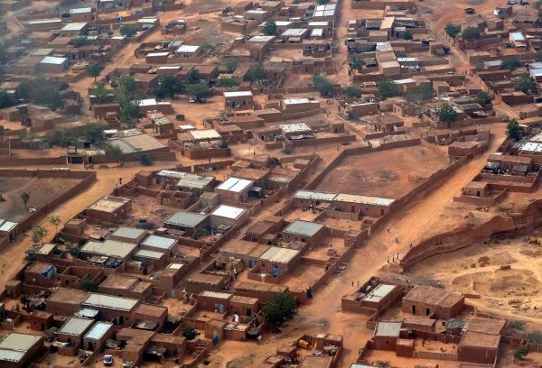 Съсед на Мали с приблизително същите площ и население, но още по-беден - на 183-о място от 193 държави по света по Брутен вътрешен продукт на глава от населението. Малкото пътища са съсредоточени в югозападната част, около река Нигер. На снимката - столицата Ниамей. 
