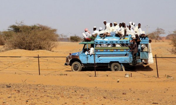 Допреди раздялата с Южен Судан това бе най-голямата държава в Африка, а и сега с площта си от 1.89 млн. квадратни километра се нарежда сред 15-те най-обширни в света. Населението също не е малко - близо 42 милиона души. Но асфалтираните пътища са едва 3600 км. Судан разчита преди всичко на железопътната си мрежа, датираща още от колониалната епоха. 
