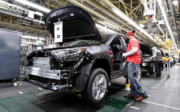 Toyota Motor Manufacturing Kentucky (TMMK) е най-голямата фабрика в портфолиото на Toyota и също така беше първата изцяло собственост на японската фирма в САЩ. Тя стартира производството през 1988 г. с Camry, която се радва на огромен интерес в Щатите. Този модел все още се сглобява в нея заедно с RAV4 и Lexus ES. Във фабриката работят 10 000 служители.