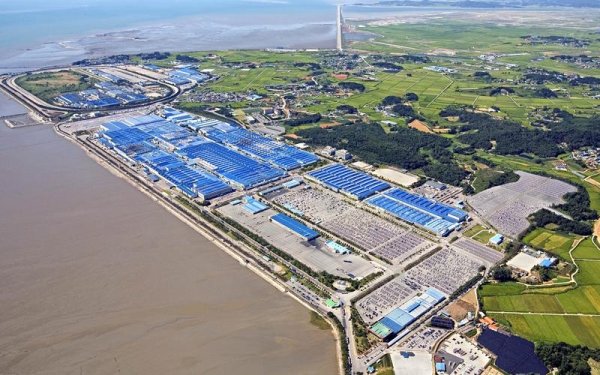 Мащабът на завода на Kia в Хвасон е впечатляващ и огромният обект има собствена леярна, цех за преса за каросерии и тестова писта, както и производствени линии, които произвеждат няколко от най-големите модели на марката. 

Площта на предприятието е 815 акра, като има и пристанище, на което готовите коли се товарят на кораби и се транспортират по цял свят. Тестовите писти в завода предлагат 12 различни маршрута с дължина над 15 км и имат над 32 различни настилки