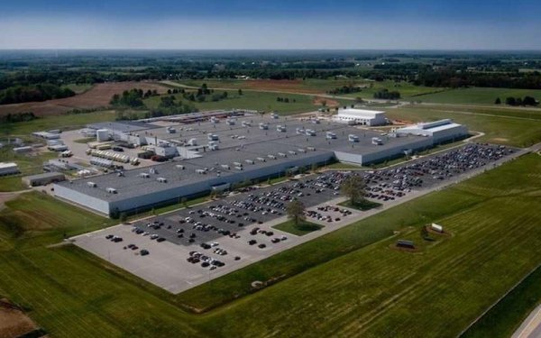 Фабриката на Nissan в Смирна е там най-голямата в САЩ, тъй като може да произвежда до 640 000 автомобила годишно. Предприятието в Тенеси е с площ от 884 акра, като там се сглобява основно електромобилът Leaf. Заводът беше отрит през 1983 г., когато започва да прави пикапи Datsun, а сега в него работят 6700 души.