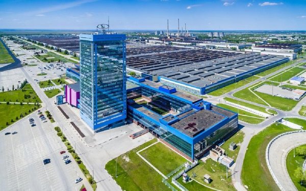 На 1000 км източно от Москва &ndash; на брега на река Волга се намира автомобилният завод в Толиати. Построен е през 1966 година и произвежда до 650 000 автомобила всяка година. В него работят 35 000 души, като той е част от Renault Group. Сред моделите, правени в Толиати, са Lada Granta и Renault Logan. Заводът произвежда и автомобили с марката Datsun.