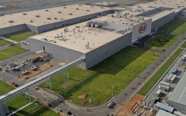 Тази фабрика е съвместно предприятие между Kia и Dongfeng Motor Corporation и Yueda Group. Заедно те произвеждат 890 000 автомобила годишно, което го прави един от най-големите обекти за производство на превозни средства в света. Той е разположен на площ от 817 акра. 

Фабриката е основана през 2002 г. и сега произвежда различни модели на Kia, включително Sportage, Rio и KX7 за китайския пазар. Kia и Dongfeng вече имат три завода в този регион на Китай.