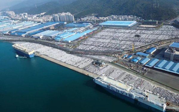 Предприятието в Улсан, управлявано от Hyundai в Южна Корея, е единственият автомобилен завод в света, произвеждащ над милион автомобила годишно, когато работи на пълен капацитет. Всъщност, това е комплекс от 5 пет отделни завода с отделни зони за производство на двигатели и трансмисии, както и на каросерии. 

В Улсан се произвеждат 14 различни модела (сред тях са Santa Fe, i30, i40, Kona и Ioniq 5 EV), като от конвейера на всеки 10 секунди слиза нова кола. В комплекса работят над 34 000 души.