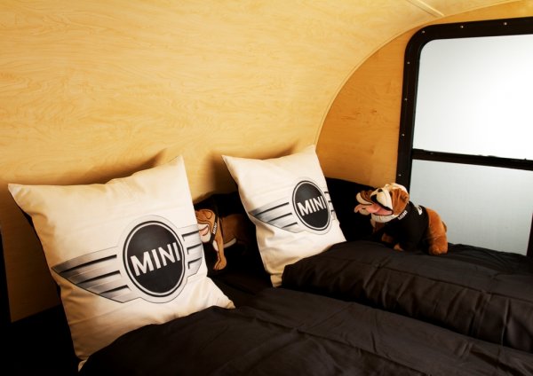 На къмпинг с Mini - луксозна каравана и стилна покривна палатка от Mini 