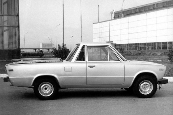 Идеята на конструкторите е да създадат няколко специални версии, и даже е произведена една бройка от пикапа, наречен "Турист". Но после се намесват икономически съображения и проектът е замразен, а пикапът си остава в един-единствен екземпляр. 
