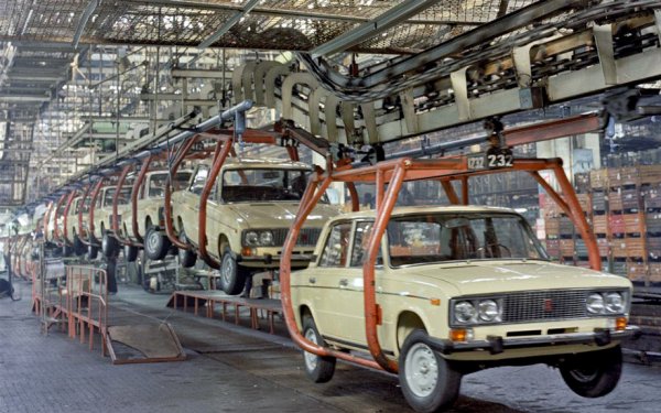 В началото на 80-те Грузинската академия по механика на машините разработва автопилот, който трябва да се монтира серийно в автомобилите. Подписан е договор с ВАЗ и заводът субсидира разработването на тестова версия. Две години по-късно, през 1983, в Толиати пристига представителят на академията А. Нозадзе с готов прототип. 
Той ползва монтиран на бронята светлинен датчик, който приема информация за пътя и подава сигнали към актуаторите, монтирани на волана, педалите, скоростния лост и ключа на стартера. На теория колата трябва да може да се движи сама с определена скорост и по зададен маршрут. На практика обаче през цялото време се отклонява встрани. Нозадзе си заминава за Тбилиси и повече не се появява. 
