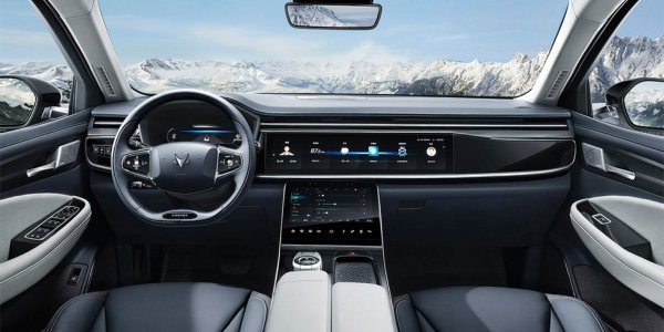 ArcFox Alpha e достъпен в два варианта, като при първия електродвигателят е монтиран на предния мост, а мощността е 218 к.с. В топ-версията колата е със задвижване на четирите колела, като на всяка ос ще е монтиран по един електрически мотор. Мощността на най-скъпата версия вече е 435 к.с. Пробегът с едно зареждане е 525, 603 или 708 км в зависимост от батерията.