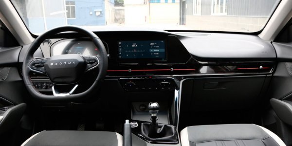 Моделът е построен на платформата Baojun RS-5 SUV, която също изглежда доста привлекателна. Тук има 1,5-литров турбодвигател със 152 к.с. и 6-степенна ръчна скоростна кутия с CVT. Автомобилът излезе на китайския пазар в края на миналата година.