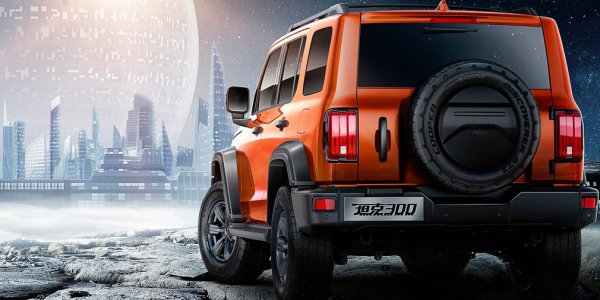 Wey Tank 300 се отличава с необичаен ръбест дизайн с примеси от класически черти на Jeep. Интериорът получи цифров приборен панел и 12,3-инчов екран на мултимедията, които бяха обединени в едно цяло. Големите кръгли дефлектори на вентилационната система са в стила на Mercedes-Benz.