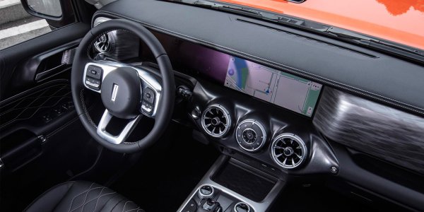 Рамният SUV е изграден на същата платформа като Haval H9. Автомобилът има редуктор, както и заключващи се диференциали на предния и задния мост. Под капака е разположен четирицилиндров турбо-двигател с 227 к.с., който работи с 8-степенна автоматична ZF кутия и система за задвижване на всички колела.