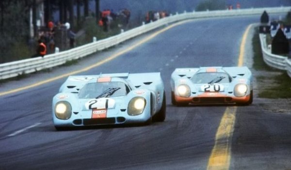 Почти всички автомобили губят стойност само с течение на времето, но има изключения от това правило. Някои автомобили повишават цената си заради ограничения тираж, в който са произведени, а други - заради принадлежността към определена марка. Има и доста автомобили в историята, чиято стойност се повиши, след като са участвали в хитов филм. Най-скъпият е състезателното Porsche 917K от филма „Льо Ман” със Стив Маккуин (съвпадение?), чиято премиера се състоя през 1971 г.

Колата има интересна история - това Porsche 917K някога е било собственост на швейцарския състезател Джо Сиферт и след това е изчезнало за повече от 25 години. Когато прочутото 917K най-накрая е намерено, той е изпратено на търг и през 2017 г. е продадено за рекордните 14,08 милиона долара, платени за автомобил на Porsche.