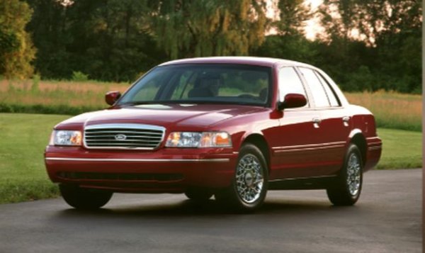 Дори и филмът да не обръща специално внимание на автомобилите, те все пак проблясват в кадър от време на време. И ако смятате, че значителна част от филмите са заснети в САЩ, тогава няма нищо изненадващо във факта, че представители на местната автомобилна индустрия най-често се появяват в киното. Първото място е за седана Ford Crown Victoria, който се появи на екрана 6874 пъти.

Това има просто обяснение. Последните две поколения на Ford Crown Victoria дълги години се използват от полицията и от службите за таксита. За 21 години живот на последните две поколения от модела са произведени над 21 млн бройки. Така Crown Victoria е лидер по популярност в киното, следван от друг Ford – Mustang, който се появява 3707 пъти на екран.