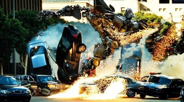 Екшънът е жанр, в който най-често се използват автомобили. И именно в екшън-филмите героите унищожават всичко по пътя си. Включително автомобили. Наградата в категорията „филм, при създаването на който са унищожени най-много машини” отива при... третата част на „Трансформърс”. Филмът, режисиран от Майкъл Бей, имаше бюджет от 195 милиона долара, така че имаше много място за импровизации и в крайна сметка това се оказа доста зрелищно.

По време на снимките на „Трансформърс 3: Тъмната страна на Луната” са унищожени 532 превозни средства. Но не бързайте да обвинявате създателите на картината в отпадъци, тъй като много от автомобилите бяха в окаяно състояние, преди да бъдат зрелищно разбити.