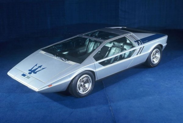 Едно от любимите творения на Джорджето Джуджаро, представено през 1971 на автосалона в Торино като студия без двигател. Интересът обаче е толкова голям, че за следващото изложение в Женева автомобилът вече си има пълноценно, работещо задвижване - средно разположен 4.7-литров V8 с 310 конски сили, съчетан с 5-степенна трансмисия от Maserati Bora. 
