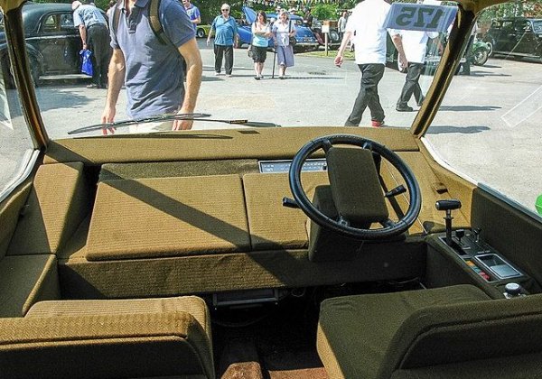 Minissima бе дори по-къса от миниатюрния си предшественик - всъщност с цели 75 сантиметра по-къса, но въпреки това можеше да приюти четирима възрастни. Пътниците отзад гледаха един към друг. Ръбатите форми бяха изработени от алуминиеви панели, монтирани върху тръбна стоманена конструкция. Достъпът до автомобила ставаше през единствената му врата, разположена отзад. British Leyland хареса концепта и откупи правата, но така и не направи нищо с него, преди окончателно да банкрутира. 
