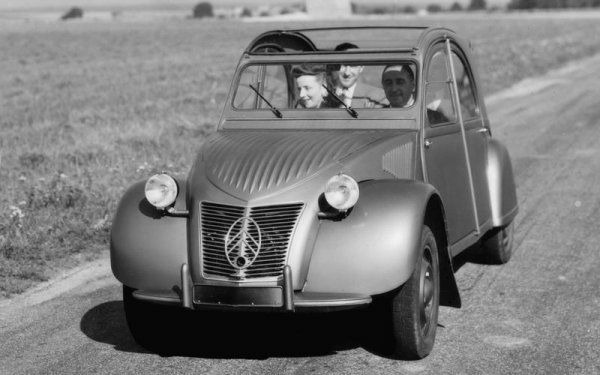 Citroën отдели сериозни ресурси, за да направи 2CV възможно най-евтин и опростен. Според Пиер-Жул Боланже, който застава начело на компанията през 1938 година, този автомобилът трябва да бъде велосипед с 4 места. Това оформя философията на модела, чието излизане на пазара е забавено от избухването на войната, но след нея той се превръща в истински хит на пазара.