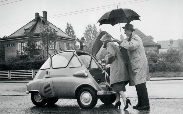 Въпреки че Isetta е разработена от италианската фирма Iso, именно BMW създаде подобрената версия на колата. Тя запази основния дизайн, като се захранва от едноцилиндров четиритактов двигател с мощност 12 к.с., взаимстван от мотоциклет BMW. В крайна сметка Isetta разми границата между мотоциклет и кола, като якои от вариантите, конструирани и продавани в Англия, доря баха оборудвани с три колела, за да попадна в по-ниска данъчна категория.
