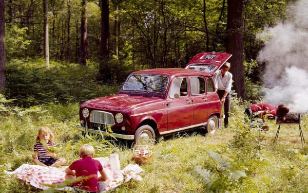 Въпреки Renault 4 се счита за отговор на Citro&euml;n 2CV, двата автомобила са напълно различни. Както стана дума, 2CV е създаден като алтернатива на елементарните видове транспорт, докато шефът на Renault - Пиер Драйфус, си представя "четворката" по различен начин. Той я сравнява с чифт дънки - евтина, гъвкава и издръжлива.
