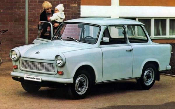 Проектиран да замени модела 600, Trabant 601 е най-простият и евтин вид транспорт в дълъг списък на моделите от източноевропейски страни. В продължение на 30 годии шофьорите му бяха принудени да се задоволят с двутактов, 2-цилиндров двигател и каросерия направена от плексиглас. Единствената голяма промяна настъпва през 1990 г., когато Trabant получава 1,1-литров четиритактов четирицилиндров двигател от Volkswagen Polo.
