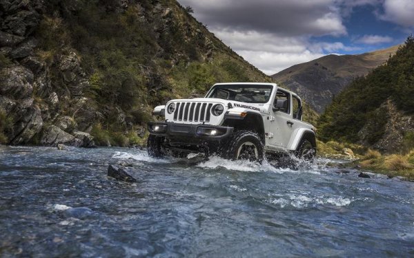 Разбира се, четвъртото поколение Jeep Wrangler се предлага с базираната на сензорен екран информационно-развлекателна система и множество електронни асистенти за шофиране. Това обаче е максимално опростена, доколкото е възможно това за модерна кола. Вратите и горната му част могат да се свалят, а предното стъкло да се сгъне плоско върху капака. 