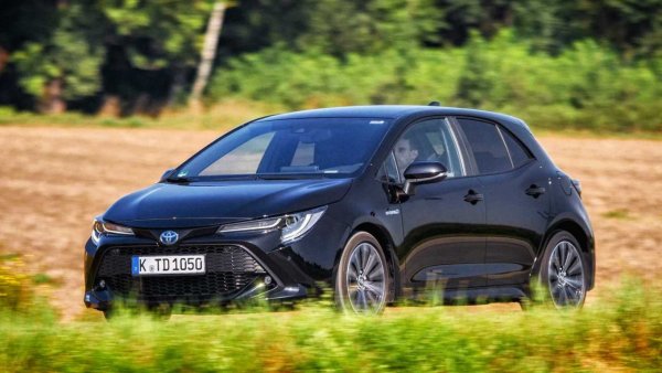 Всяко поколение на Toyota Corolla е почти напълно различно от предишното. И все пак това е най-продаваното автомобилно име в света. Моделът съществува от 1966 г., а през 2013 г. бе направено 40-милионното му копие. Защо обаче Toyota замени името Corolla с Auris в Европа след 40 години си остава загадка и до днес. Междувременно обаче Corolla се завърна. Традицията се цени.
