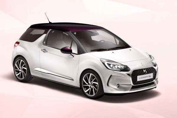 През същата година френският производител на козметика се договаря с DS Automobiles за производството на лимитирана серия от 1400 бройки от хеча DS 3. При нея отличията са в цвета - перлено бяло с контрастни виолетови акценти, както и в допълнителната ниша за козметика в подлакътника, стелките с емблеми  Givenchy и светодиодното осветление в козирките, защитаващи от слънце.
