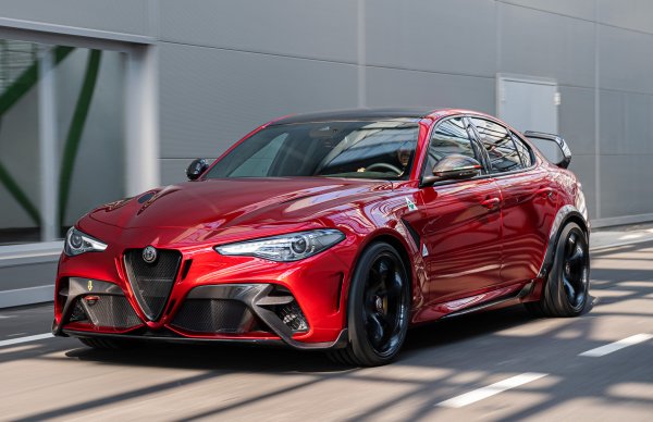 Почетното последно място в списъка е за умопомраителната Alfa Romeo Giulia GTAm. Тя е красива и темпераментна, като разчита на 2,9-литров турбо V6 с 54 к.с. и 636 Нм. Ускорението от 0 до 100 км/ч става за 3,6 секунди.