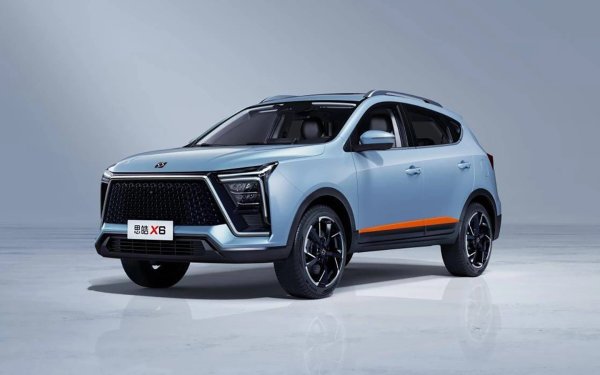 Подобно на вече произведените „Москвич 3“ и „Москвич 6“, новият продукт се създава в сътрудничество с китайския концерн JAC. Двете страни не обичат да рекламират това партньорство, но още от първите слайдове, показани от „Москвич“ през лятото на 2022 г., ясно се вижда, че новият мовдел ще повтаря до голяма степен китайски JAC Sihao X6.

Това е кросоувър от среден размер, потвърди и самият Масляков. Като размери той е близо до Toyota RAV4. Дължината му е 4,5 метра, а ширината - 1,85 метра. Колата е петместна, няма трети ред седалки. Моделът се продава в Китай от 2022 г. Той обаче е базиран на платформа, която се използва от концерна от 2013 г.
