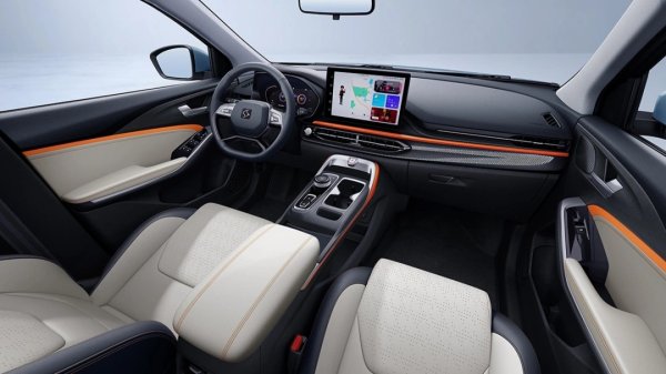 В средните и горните нива на оборудване JAC Sihao X6 е оборудван с автопилот от второ ниво. Това означава, че автомобилът може самостоятелно да поддържа дистанция и да остане в лентата, тоест да завива заедно с пътя. Технологията не е уникална, но все още не е често срещана в масовия сегмент.

Доставчик на автопилот за X6 е израелската компания Mobileye. Тя е един от световните лидери в областта на системите за автономно управление на автомобили. В началния етап Mobileye произвеждаше автопилоти за Tesla, след което американският концерн започна да прави това сам. Самата Mobileye беше купена от Intel през 2017 г. за 13,5 млрд долара.
