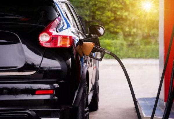 Друга неприятна ситуация е наливането на бензин с по-ниско октаново число (най-често заради спестяване на пари). Детонацията, която се случва в горивната камера, също издава по-силен звук, като тя е опасна за основните детайли на двигателя и води до ремонт, ако не бъдат взети мерки.