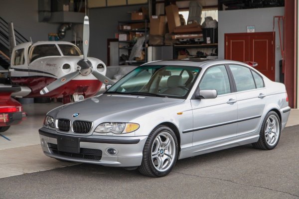 Поколението „E46“ е определяно като „едно от последните красиви BMW-та”. В случая купувачът получава бензинов двигател с 6 цилиндъра и турбина, който издава впечатляващ звук. Колата предлага достатъчно вътрешно пространство и няма да накара собственикът си да се срамува, дори когато е паркирана до много по-нови модели.