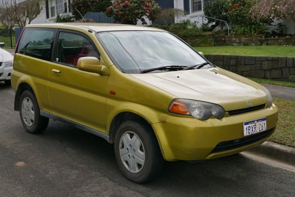 В наши дни повечето „джипки“ изглеждат прекалено меки, така че първото HR-V изглежда доста добра оферта. Неговият футуристичен стил наистина впечатлява и дори само половината неща в колата да работят, пак си струва да я купите.