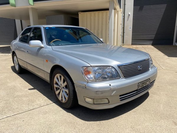 Този модел на премиум-марката на Toayota се е превърнал в легенда. Често LS е сравняван с голям кораб, който просто не може да бъде убит. Наличните бройки обаче намаляват, а цените лека-полека вървят нагоре. Обикновено всичко при този модел е наред, но ако нещо се обърка, разходите за ремонт са сериозни.