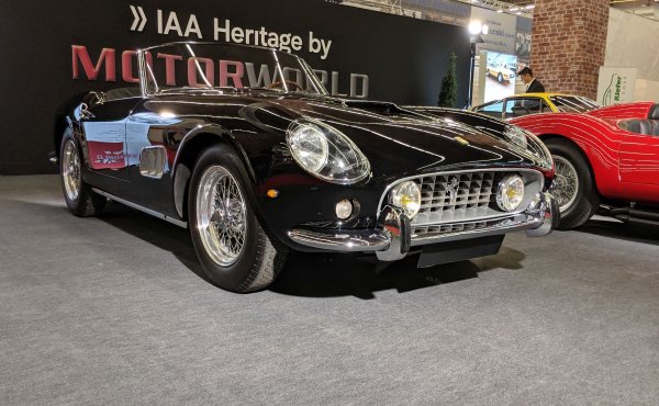 От тази специална версия с по-късо междуосие, предвидена отначало само за американския пазар, са произведени само 56 бройки, някои от които са откупени от звезди от калибъра на Джеймс Кобърн и Ален Делон.
