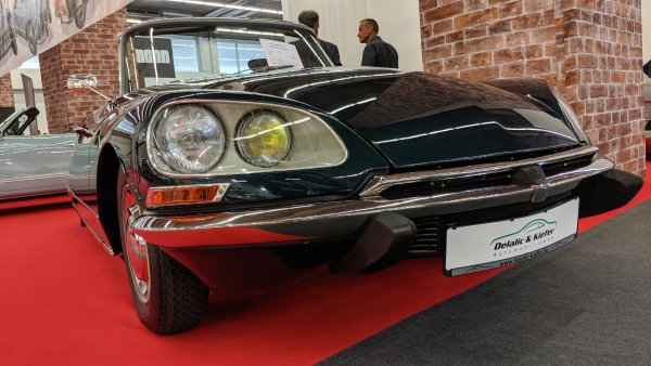 През 1968 Citroen официално оторизира ателието на Анри Шапрон да произведе ограничен тираж от кабрио версии на "Богинята". Днес това е най-търсената разновидност от колекционерите. Преди броени месеци екземпляр, идентичен на изложения тук, бе продаден за 184 000 евро от RM Sotherbys. 
 