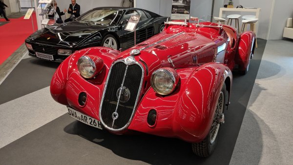 През 30-те Alfa вече няма собствен отбор в шампионатите заради влошеното си финансово състояние, затова де факто официален тим на компанията става Scuderia Ferrari. Тази 2600 е цивилна версия на състезателната машина, с която Тацио Нуволари печели германската Гран при на "Нюрбургринг" срещу далеч по-мощните машини на Mercedes и Auto Union. 
