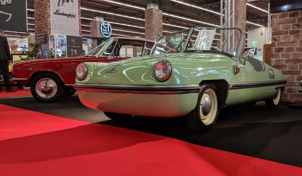 Eдин позабравен вече продукт на недоимъка в Германия след Втората световна война. Този микроавтомобил е създаден от Егон Брюч като Spatz (врабчето), но после индустриалецът Харалд Фридрих откупува патента, наема легендарния Ханс Ледвинка да пооправи конструкцията, и сменя името на колата на Victoria. Купето е от фибростъкло и е доста леко, но въпреки това колата е пословично бавна, защото се задвижва от едва 250-кубиков двигател с 10 конски сили. Ако това не ви смущава, можете да имате този екземпляр за 32 500 евро. 
