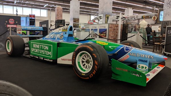 Болидът с най-голяма заслуга за първата световна титла на Михаел Шумахер. Германецът седна в него за третия старт в сезон 1994 - злополучното състезание на Имола, което отне живота на Сена и Ратценбергер - и го спечели, а после със същата кола взе първото място и в Монако, Канада и Франция. В самия край на сезона болидът бе сменен и не участва в последния старт със скандалната катастрофа между Михаел и Деймън Хил, дала титлата на германеца.
