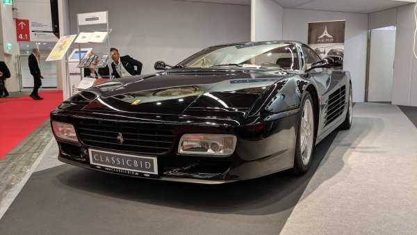 "Новата" Testarossa (Type F110) e създадена през 1984 по дизайн на Pininfarina, за да замести поостарялото Berlinetta Boxer. Задвижва се от рядък 12-цилиндров мотор с хоризонтално разположени цилиндри, зает директно от състезателните болиди от Formula 1. 
