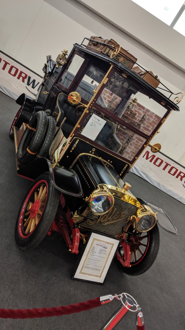 Adler (орел) е една от славните германски компании от началото на века, но след Втората световна война е предадена на Великобритания като част от репарациите и спира да съществува. 
Този 24/28 от 1905 година се задвижва от 4-литров мотор с 28 конски сили и развива солидните за онова време 65 км/ч.
