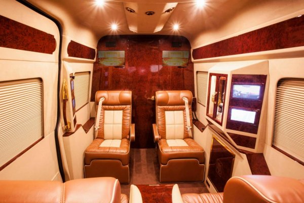Lexani Motorcars Beleza - Mercedes Sprinter, оборудван като офис на колела 