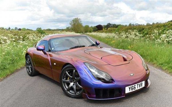 Последен в този раздел е TVR с Cascade Violet. Съставен от няколко цвята, двуслойното покритие придава на автомобилите различен поглед от всеки ъгъл. За марка, чийто етос е лекият дизайн, свръхмощните двигатели и малко помощните средства за водача, този цвят е доста луд.