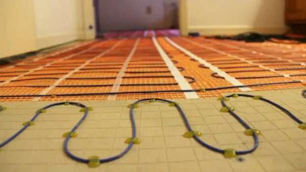 Главната причина Норвегия да консумира два пъти повече ток от съседна Швеция е свързана не с транспорта, а с домовете. Огромната част от норвежките сгради се отопляват с електричество, докато в Швеция повечето разчитат на централизирано парно отопление. В Исландия е същото: и там отоплението е преобладаващо с електрическа енергия, а не от газ или други изкопаеми горива, като в мнозинството европейски държави. 
