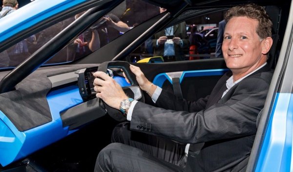 Точно такъв е планът и на енергийните, и на автомобилните компании: да превърнат електромобила в неразделна брънка от енергийната система. "Имаме уникалната възможност да скъсаме с традиционния модел, при който автомобилът еднопосочно получава енергия от бензиностанцията. Той не би могъл да я върне. Докато електромобилът може", обяснява Жил Норман. "Работим върху обратими зарядни, които ще позволяват да се връща енергия към мрежата. В днешната 50-киловатова батерия на Zoe има енергия да захранва един нормален дом за 6-7 дни. Включително отоплението. След две-три години ще можеш да се прибереш вечер у дома, да включиш къщата към колата си и да черпиш ток от нея, когато цената на електричеството от мрежата е най-висока. После можеш да зададеш на колата да се зареди в два часа през нощта, когато цената е най-ниска.
Затова електрическите компании вече не виждат в електромобилите заплаха, а уникален начин да стабилизират мрежите си".
