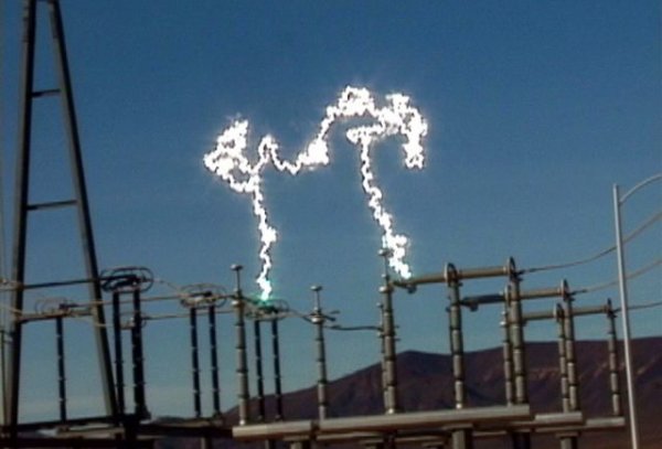 Този план звучи достатъчно привлекателно. Има само една деликатна подробност: значителна част от енергопреносните мрежи на Европа не са в състояние да поемат подобен тип натоварвания. Те трябва да се реконструират основно: проект, който ще струва стотици милиарди и дори, според някои изчисления, трилиони евро. Въпросът е дали опитът да се прекрати скъпоструващата зависимост от вносен петрол и газ няма да се окаже всъщност по-скъп от тази зависимост. Но на този все още ранен етап едва ли някой може да отговори на това със сигурност. 
