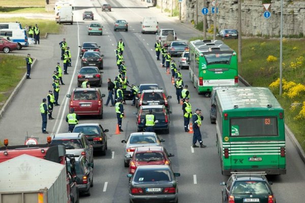 Акция на полицията в Естония за пияни шофьори. Наричат я "Всички духат".